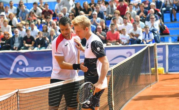 Cervantes saluda a Davidovich al finalizar el partido