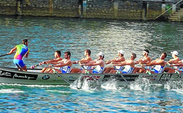 La trainera Donostiarra está firmando una temporada brillante y se plantea La Concha como una opción para seguir haciendo disfrutar a los suyos.