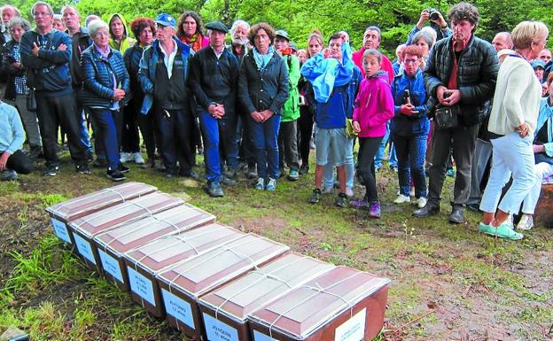Familiares junto a las cajas con los restos de Juana Josefa Sagardia Goñi y sus hijos.