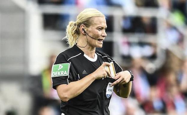 La árbitra Bibiana Steinhaus, durante un partido.
