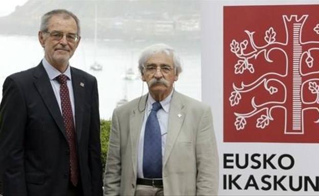 Iñaki Dorronsoro, Eusko Ikaskuntzako burua, eta Fermin Leizaola, sari banaketan