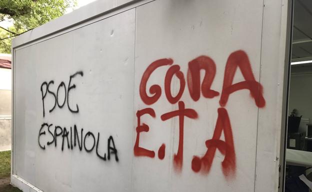 Pintadas aparecidas en la caseta del PSE-EE en Eibar y que ya han sido borradas