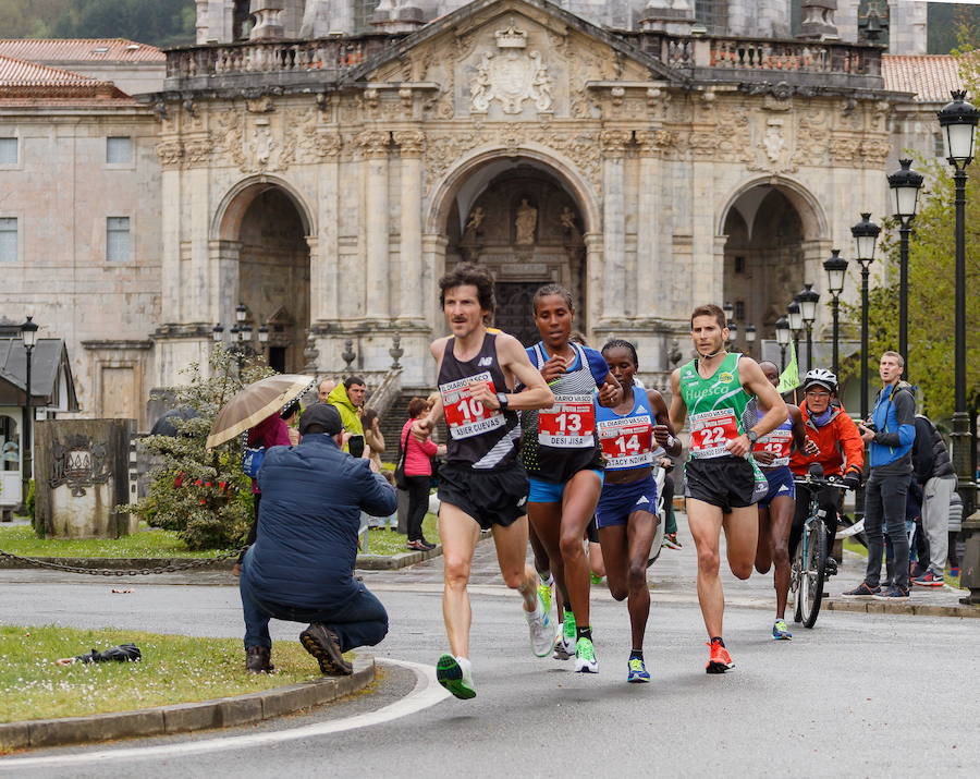 Asier Cuevas tira de un grupo durante el medio maratón Azpeitia-Azkoitia