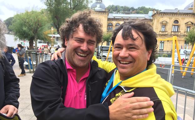 Xabier Arraras e Ibon Huegun, presidentes de San Juan y Orio, muestran su felicidad.