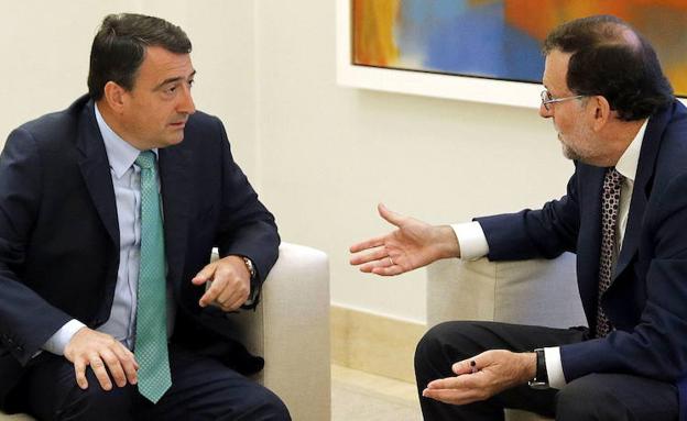 Aitor Esteban y Mariano Rajoy, durante un encuentro en La Moncloa.