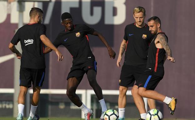 Ivan Rakitic (2d) y Jordi Alba (i), con Dembélé en medio en un entrenamiento.