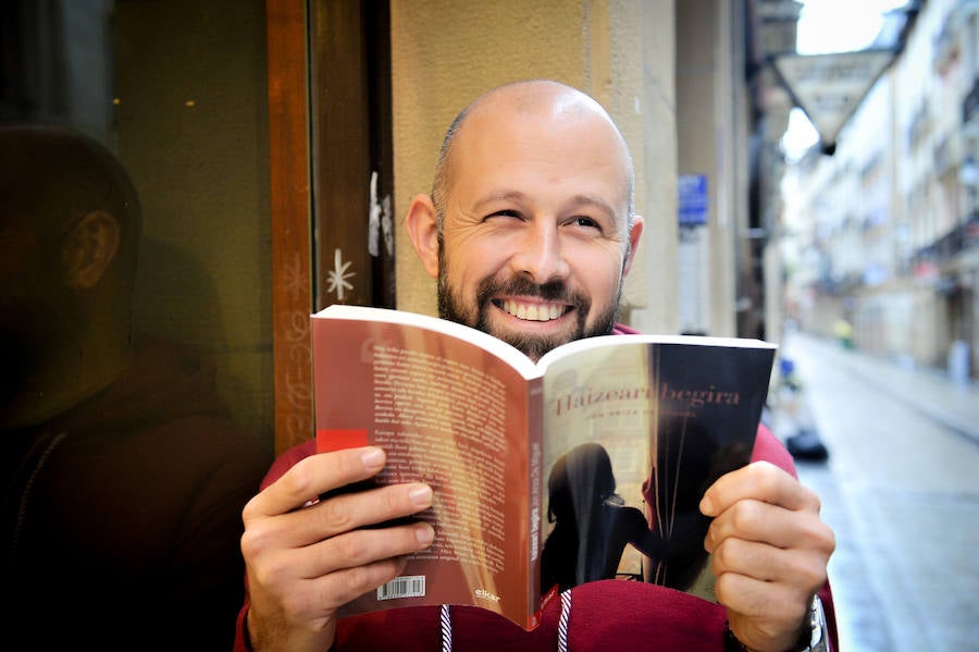 Jon Ariza de Miguel, atzo bere liburuarekin