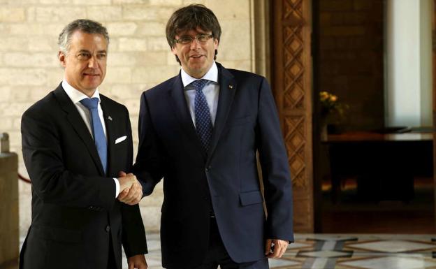 Urkullu y Puigdemont, durante el encuentro que mantuvieron en junio.