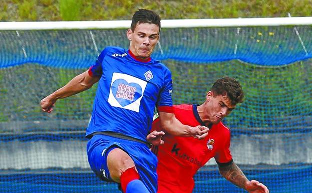 Jauregi trata de robarle el esférico a un jugador del Amorebieta, ayer en Urritxe.