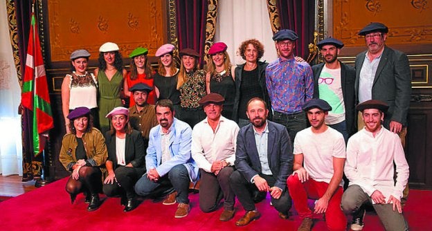 Foto de familia del homenaje que recibió ayer Aukeran.