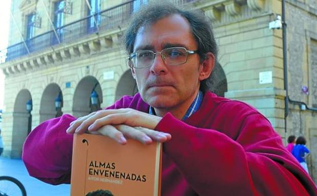 El autor irunés, Aitor Hernández, con su nuevo libro.