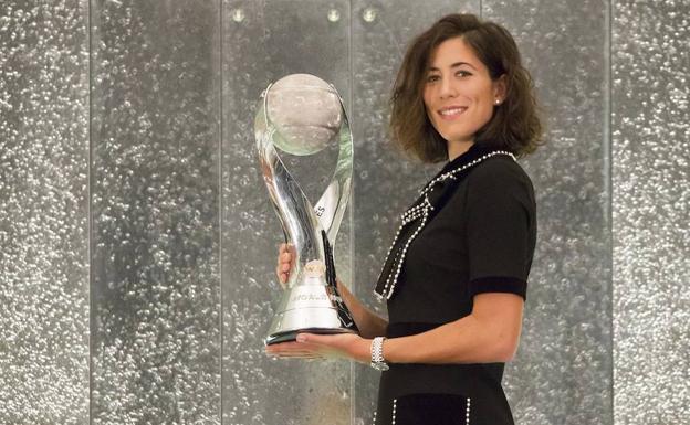 Garbiñe Muguruza, este lunes con el trofeo que la acredita como número uno mundial./EFE