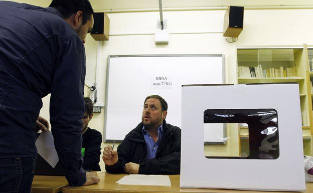 El líder de ERC, Oriol Junqueras, de voluntario en un centro de votación./AFP