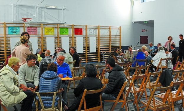 Grupos de debate. Asistentes a la reunión presencial celebrada el lunes en el colegio Lekaenea.