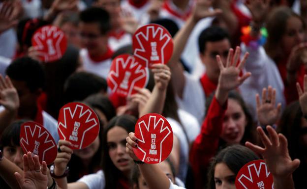 Concentración en Pamplona en repulsa por una agresión sexista durante los Sanfermines/AFP