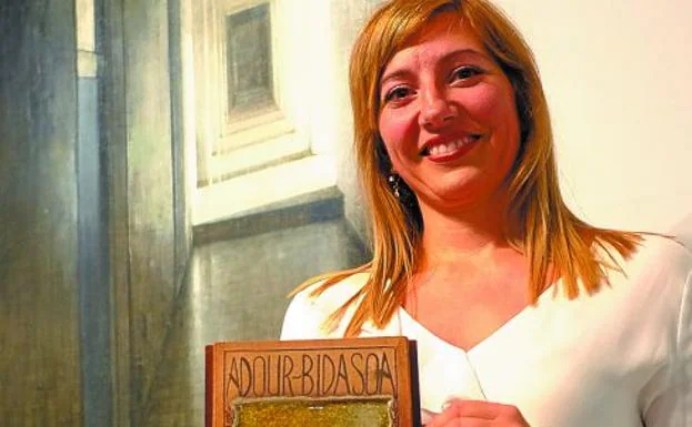 Susana Ferreira, feliz con su premio, ante la obra ganadora.