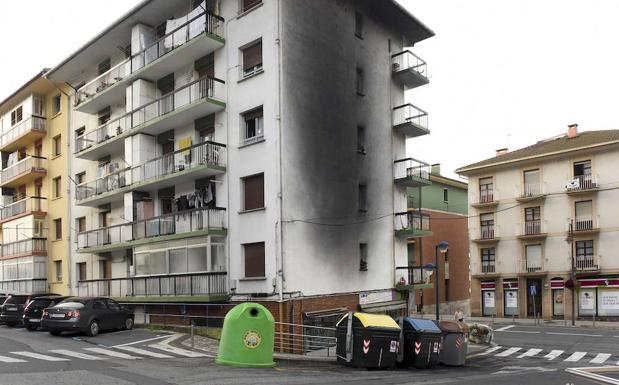 Estado en el que han quedado los contenedores y la fachada del edificio./Iñigo Royo