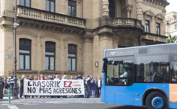 Los buses hicieron sonar sus bocinas a su paso por la concentración de repulsa por la agresión. /SARA SANTOS
