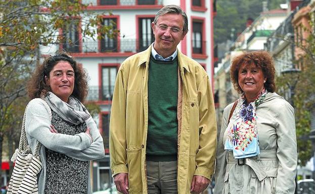 Montserrat Coder, Josep Piera yMontserrat Fornells en la plaza Cataluña de Gros./ SARA SANTOS