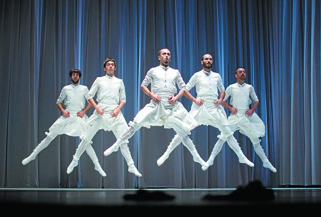 Los bailarines de Kukai Dantza en un momento de la representación del espectáculo 'Oskara'. 