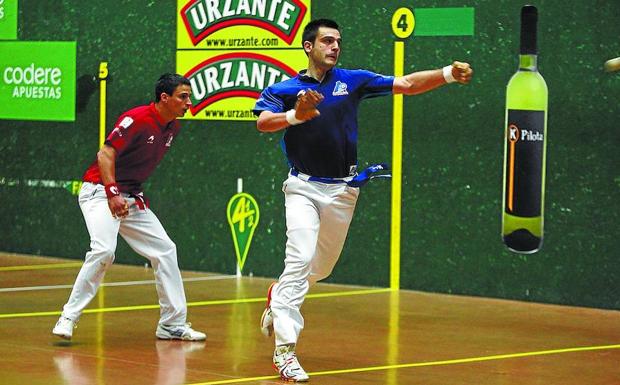 Danel Elezkano entra de zurda ante Julen Retegi anoche en el frontón Xoldo de Biriatu./Arizmendi