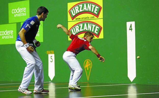 Aitor Mendizabal se dispone a golpear la pelota de zurda ante Joseba Ezkurdia ayer en el Labrit de Pamplona. /J.A. CASO