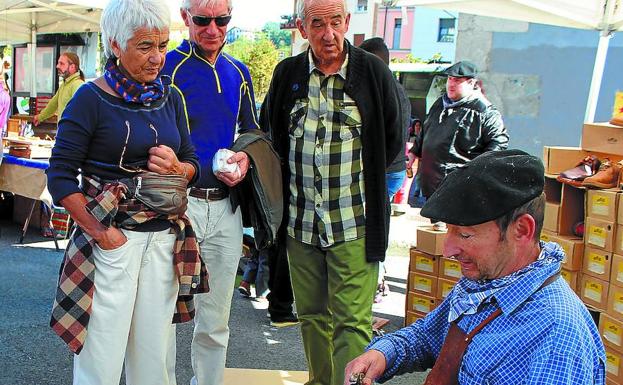 Larruzko oinetakoak egiten aritu zen artisaua goiz guztian. /NÚÑEZ