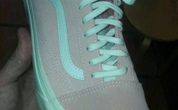 El whatsapp que desconcierta a todo el mundo: ¿Zapatilla azul y gris? ¿O rosa y blanca?