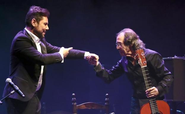 El cantaor Miguel Poveda (i) y Pepe Habichuela, durante el homenaje al guitarrista./Mariscal (Efe)