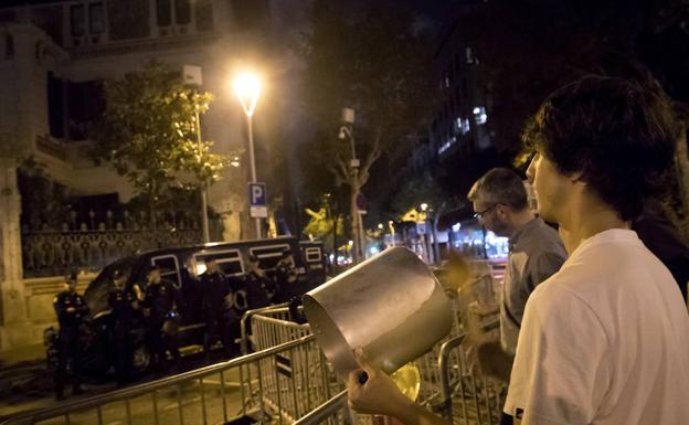Varios vecinos se han concentrado esta noche frente a la Delegación del Gobierno para participar en una de las caceroladas espontaneas tras la decisión de la juez de enviar a prisión al presidente de la ANC, Jordi Sánchez, y al presidente de Òmnium Cultural, Jordi Cuixart, por un delito de sedición. /MARTA PÉREZ