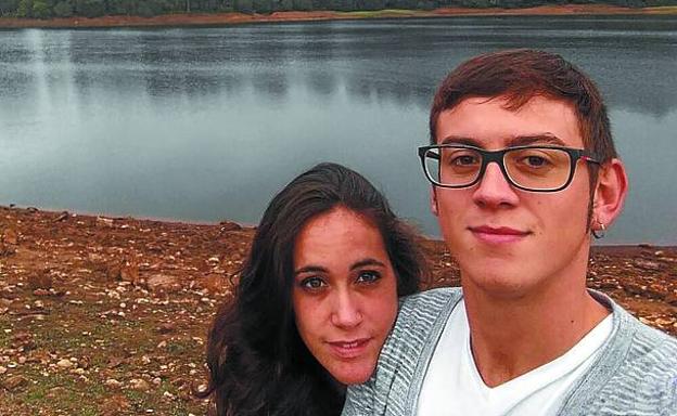 Kevin y su novia Lorena, en Zamáns, zona afectada en Vigo.