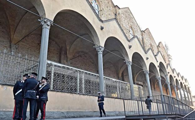 La policía monta guardia frente a la basílica de Santa Croce./EFE
