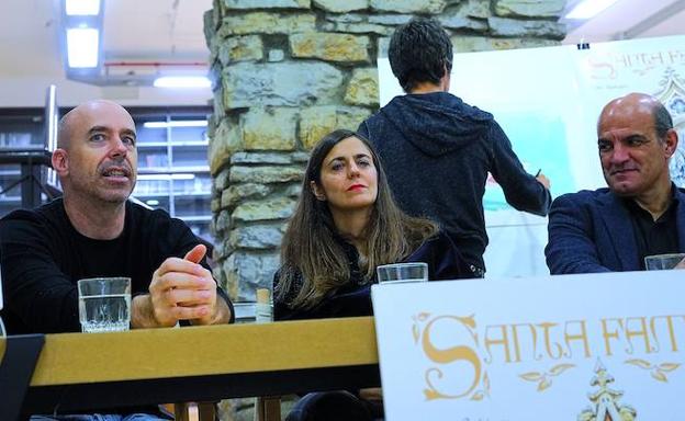 Ezkerretik eskuinera, Dani Fano, Eider Rodriguez eta Koldo Tellitu. Marrazten, Julen Ribas. /
