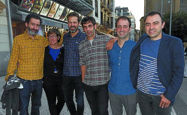 Parte del equipo de la película posa frente a la entrada de los cines Príncipe. /SARA SANTOS