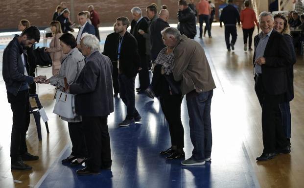 Cola para votar en Pristina. /VALDRIN XHEMAJ (Efe)