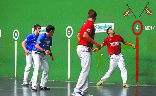 Sarasa golpea de derecha en presencia de García, Alberdi y Olaizola III ayer en Tolosa. /Iñigo Royo