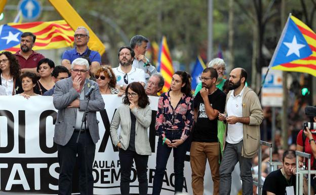 Las esposas de los 'Jordis', acompañadas el sábado por miembros de la ANC y Òmnium./Efe