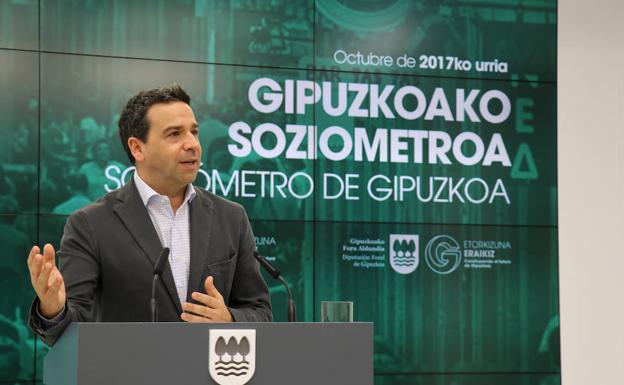 El portavoz de la Diputación, Imanol Lasa, detalla la encuesta./DFG
