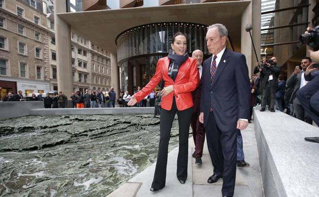 Cristina Iglesias junto a Michael Bloomberg en la inauguración de su obra /AFP