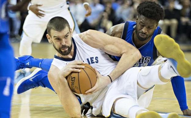 Marc Gasol agarra la bola. /Wesley Hitt (Afp)
