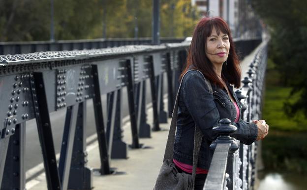 María Jimena Duzán, en un puente de Logroño, donde participó en las jornadas organizadas por Futuro en Español./Justo Rodríguez