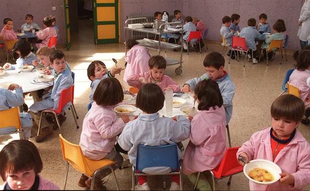 Imagen de archico de niños en el comedor de un colegio./