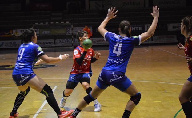 Sans en defensa durante el partido en Porriño/DV