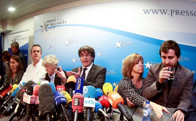 Puigdemont comparece ayer en Bruselas escoltado por sus exconsejeros. /Efe