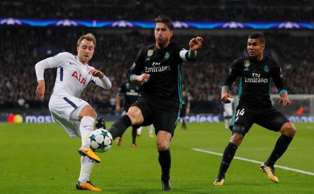 Sergio Ramos pugna por un balón ante Christian Eriksen./Eddie Keogh (Reuters)