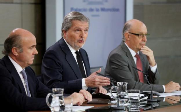 Íñigo Méndez de Vigo (c), junto a los ministros de Economía, Luis de Guindos, y de Hacienda, Cristóbal Montoro, tras el Consejo de Ministros./Efe