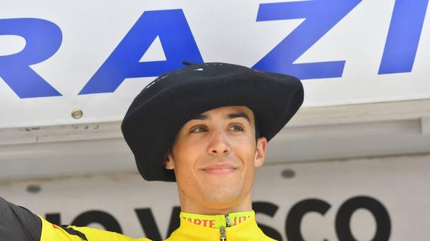 Sergio Samitier, en el podio final de la Vuelta al Bidasoa./JOSÉ MARI LÓPEZ