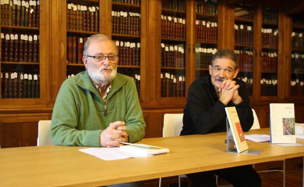 Jexux Mari Zalakain eta Igela argitaletxeko Xabier Olarra, astelehen honetan Donostian egin den aurkezpenean./F.I.