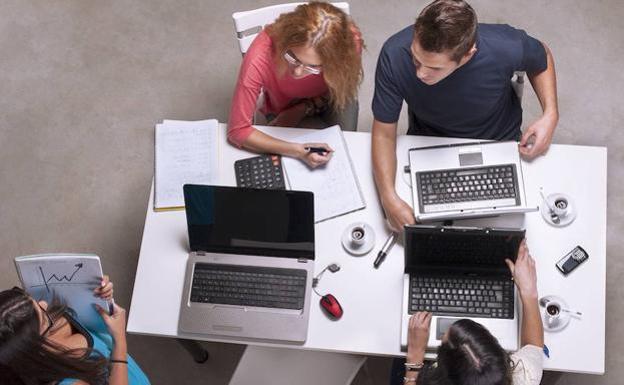 Un grupo de personas trabaja en su oficina. /FOTOLIA