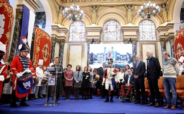 Entrega de Medallas al Mérito Ciudadano en el Ayuntamiento de San Sebastián. /Arizmendi